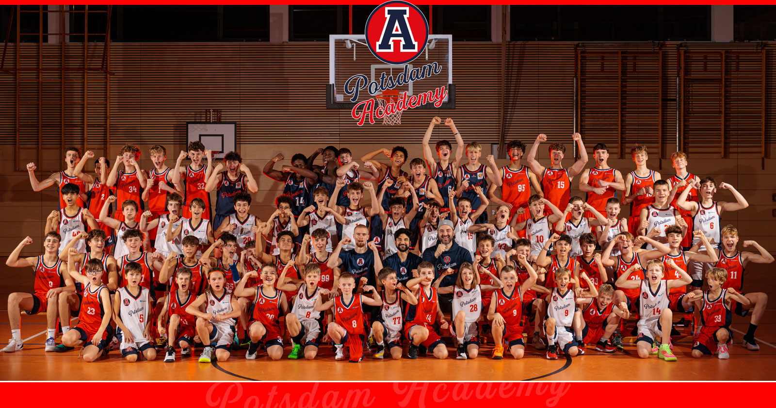 Gruppenfoto mit allen Talenten und Coaches beim Jubeln