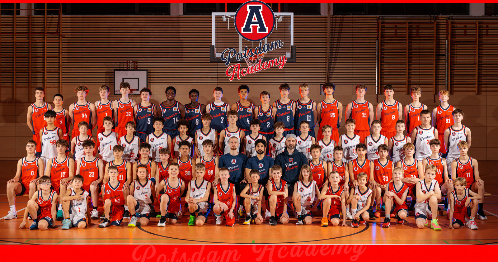 Gruppenfoto aller Altersklassen mit Coaches